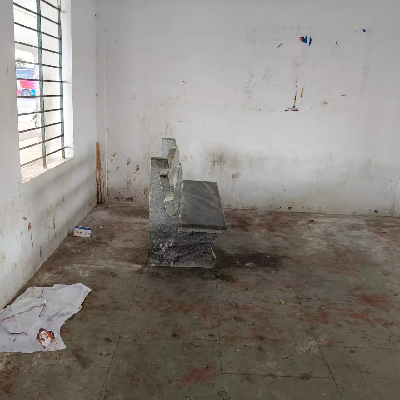 பராமரிப்பின்றி இருக்கும் பயணிகள் காத்திருப்பு அறை