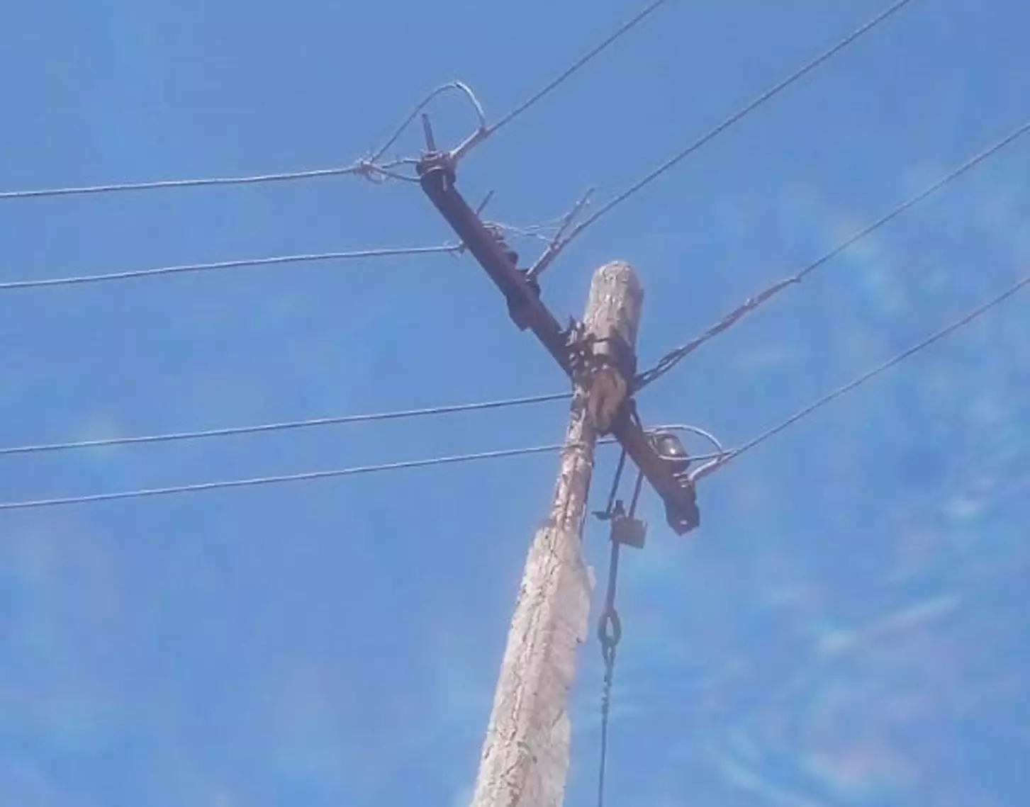 ஆபத்தான மின்கம்பம்