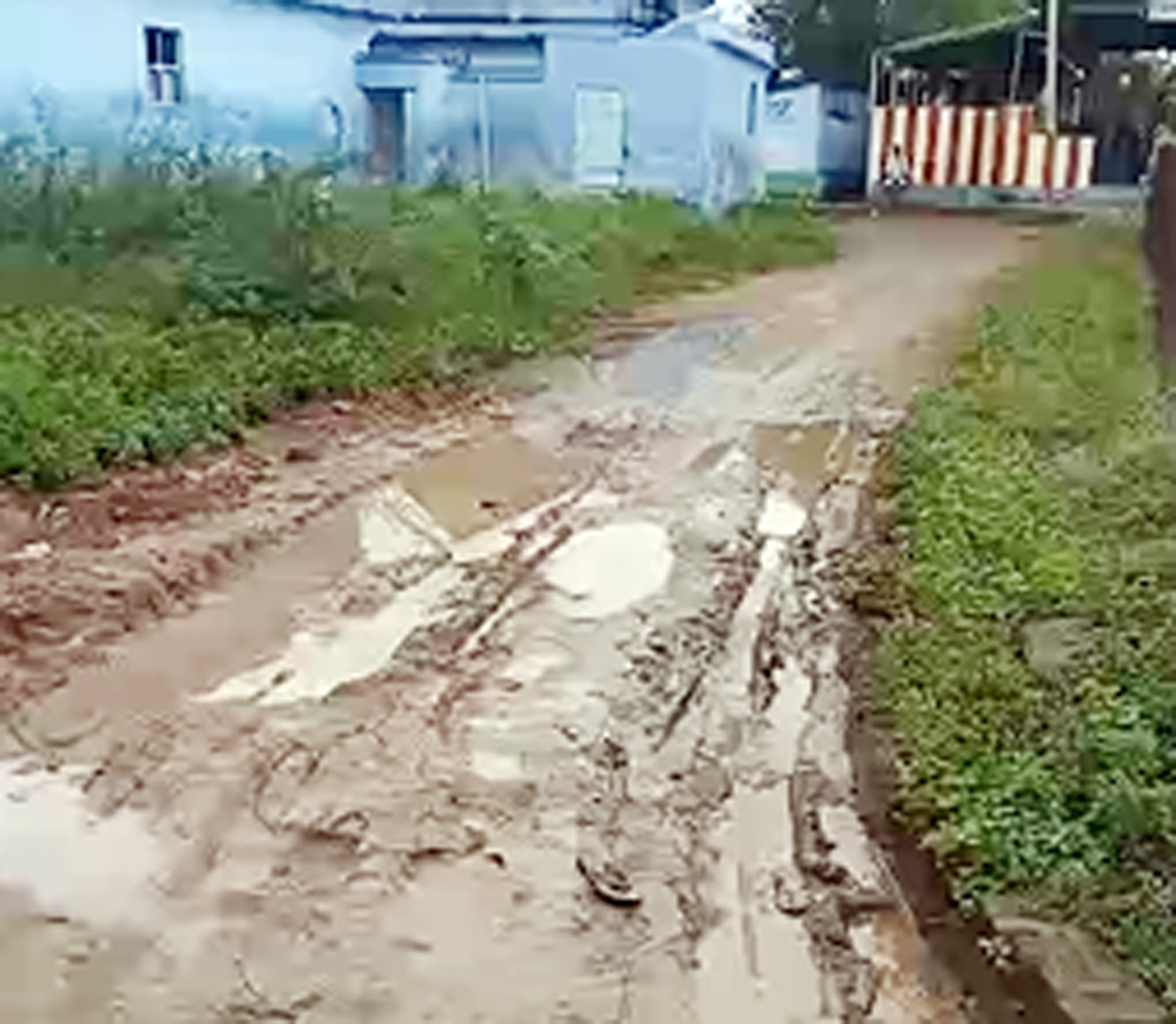 உருக்குலைந்த சாலை உருக்குலைந்த சாலை
