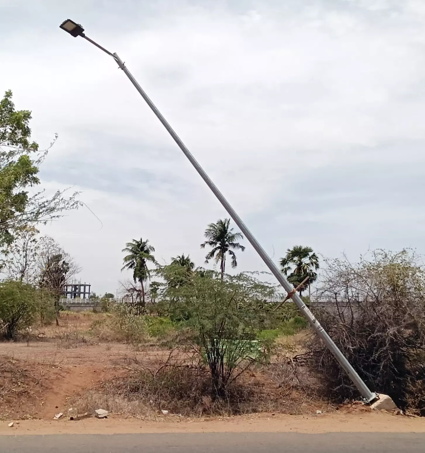 சாய்ந்த மின்கம்பம்