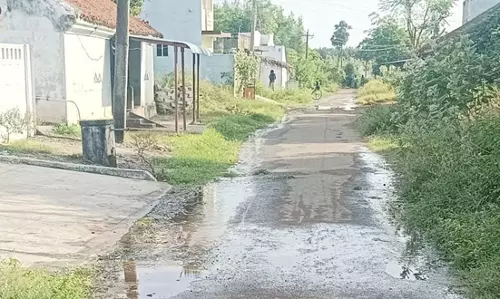 வீணாக வெளியேறும் குடிநீர்