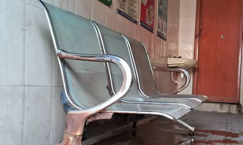 உடைந்து கிடக்கும் பாலூட்டும் அறையின் இருக்கை