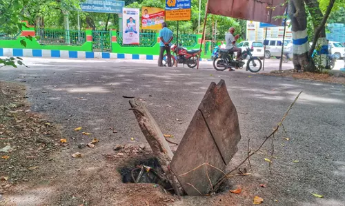 தார் சாலையில் பள்ளம்