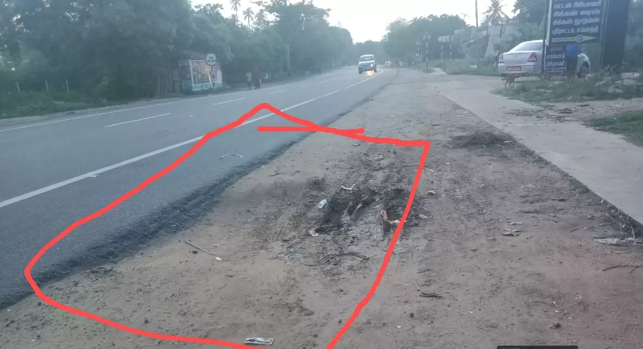 சாலையோர பள்ளத்தால் விபத்து அபாயம் சாலையோர பள்ளத்தால் விபத்து அபாயம்