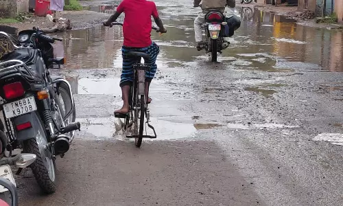 சாலையில் தேங்கும் மழைநீர் சாலையில் தேங்கும் மழைநீர்