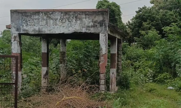 சேதமடைந்த சுடுகாடு கொட்டகை சேதமடைந்த சுடுகாடு கொட்டகை
