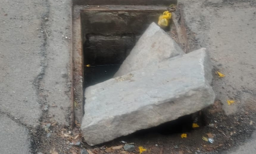 திறந்து கிடக்கும் பாதாள சாக்கடை திறந்து கிடக்கும் பாதாள சாக்கடை