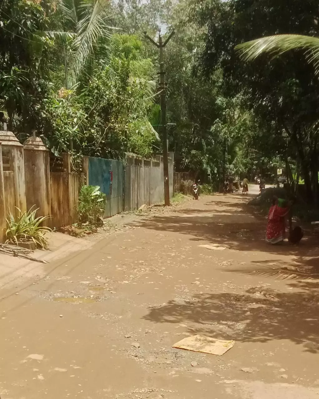 சேதமடைந்த சாலை சேதமடைந்த சாலை