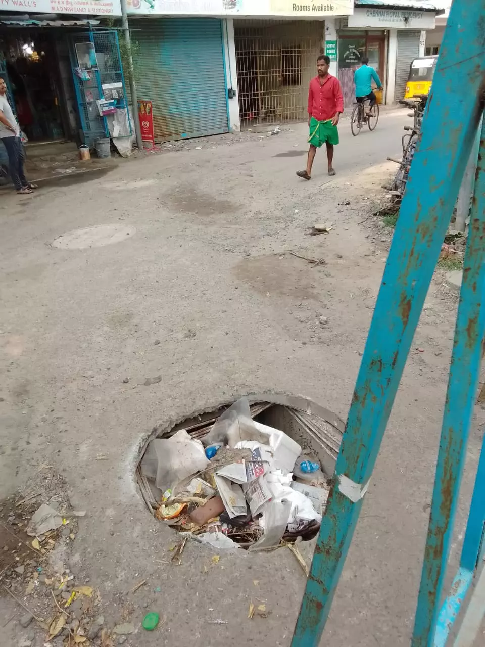 சேதமடைந்த மழைநீர் வடிகால் மூடி சேதமடைந்த மழைநீர் வடிகால் மூடி