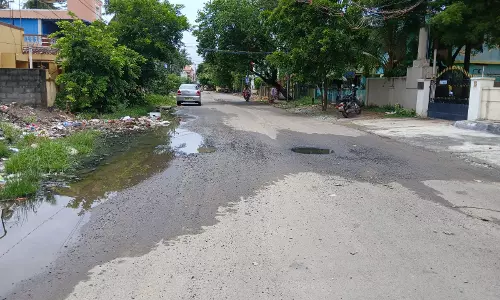 சாலையில் பெருக்கெடுக்கும் கழிவுநீர்