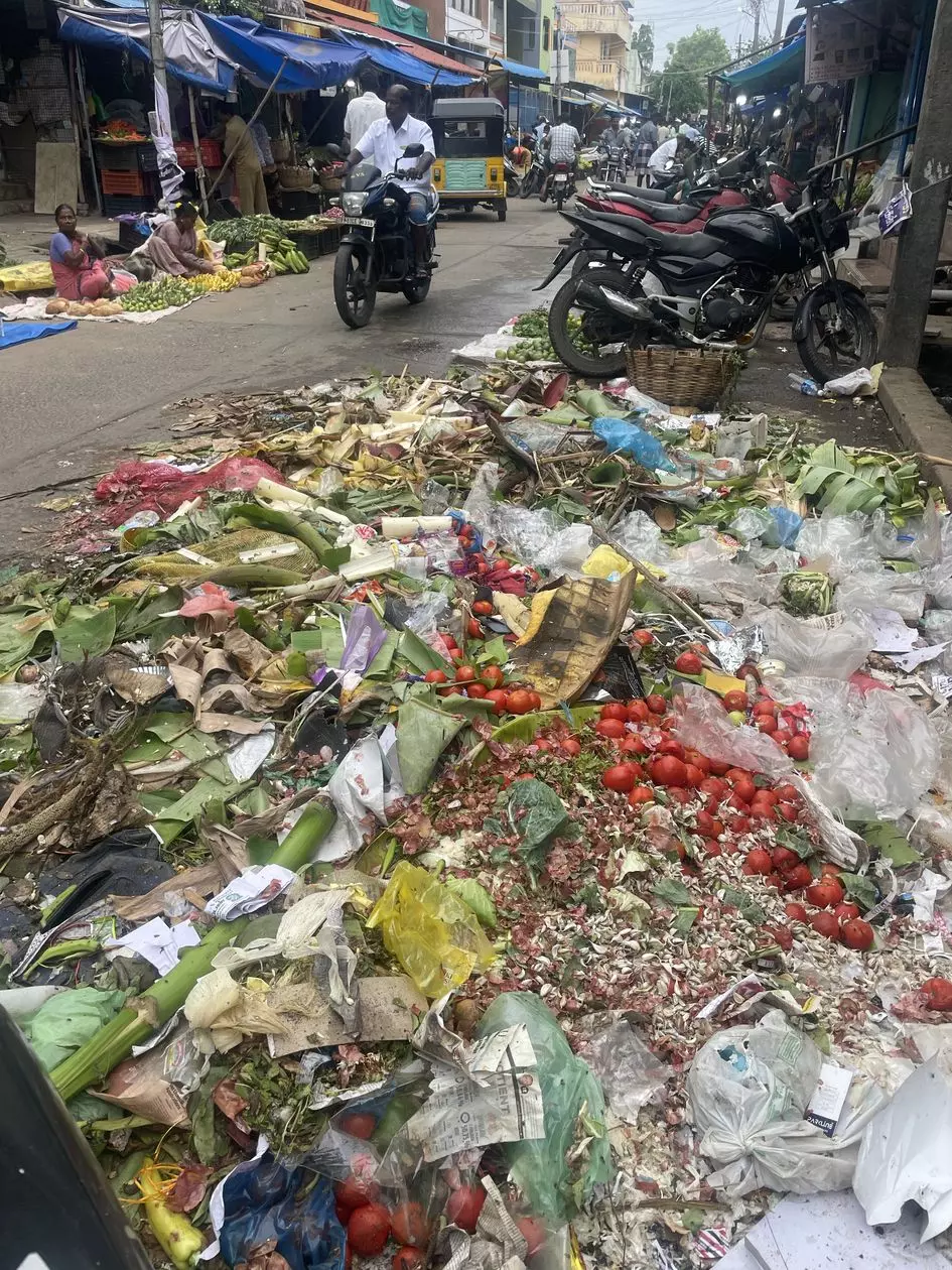 சாலையில் கொட்டப்படும் மார்க்கெட் கழிவுகள் சாலையில் கொட்டப்படும் மார்க்கெட் கழிவுகள்