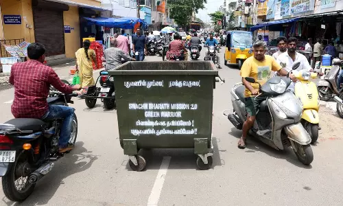 தடுப்பு கட்டையாக மாறிய குப்பை தொட்டி