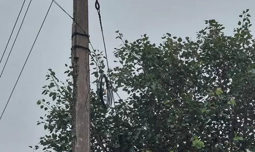 சேதமடைந்த மின்கம்பம்