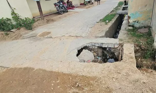 கழிவுநீர் கால்வாய் பாலம் சேதம்