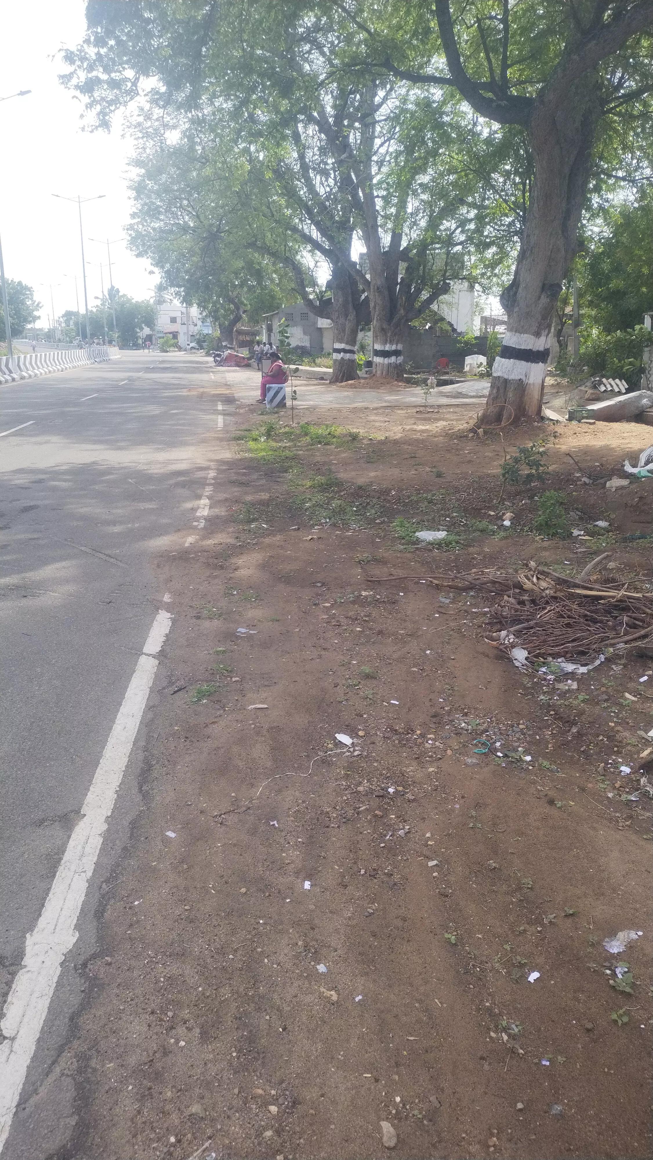 பாதியில் நிற்கும் நடைபாதை அமைக்கும் பணி