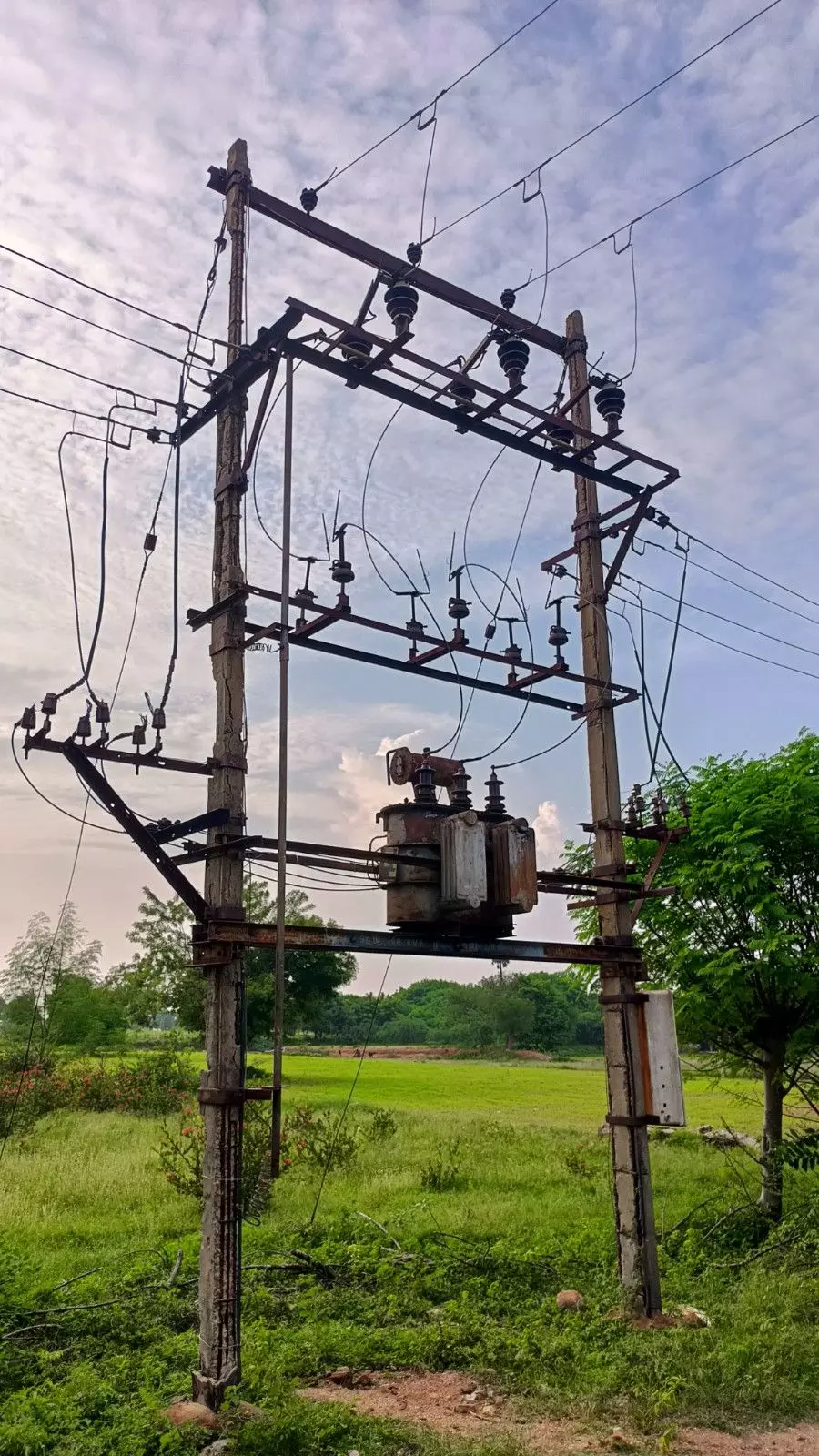 பழுதடைந்த மின்மாற்றி பழுதடைந்த மின்மாற்றி