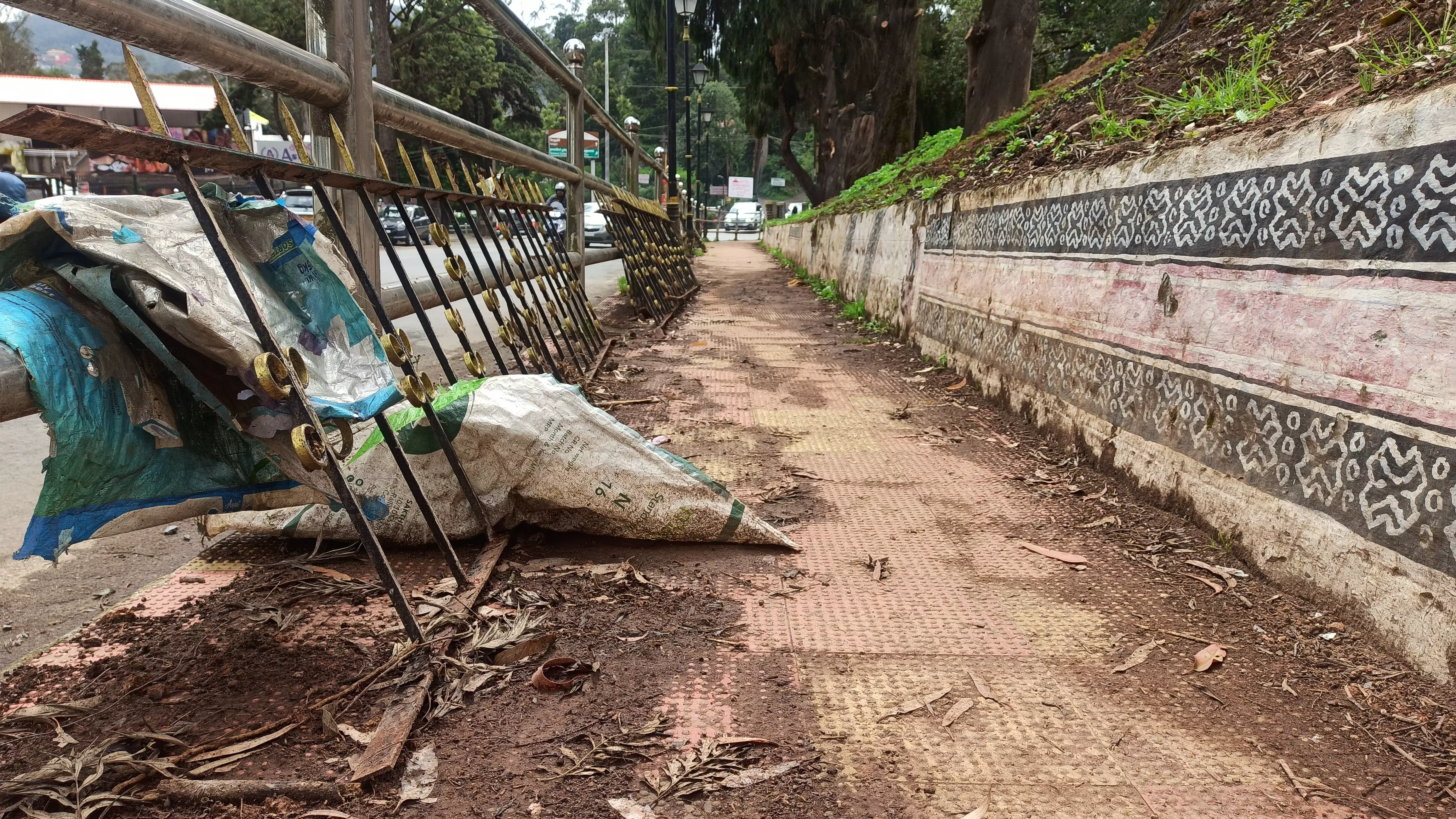 நடைபாதையில் மண்சரிவு நடைபாதையில் மண்சரிவு