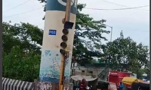 போக்குவரத்து சிக்னல் இயங்காததால் சிக்கல் போக்குவரத்து சிக்னல் இயங்காததால் சிக்கல்