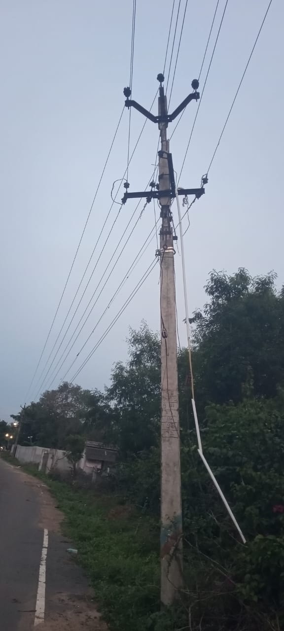 சிதிலமடைந்த மின்கம்பம் சிதிலமடைந்த மின்கம்பம்