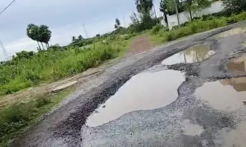 குண்டும் குழியுமான சாலை குண்டும் குழியுமான சாலை