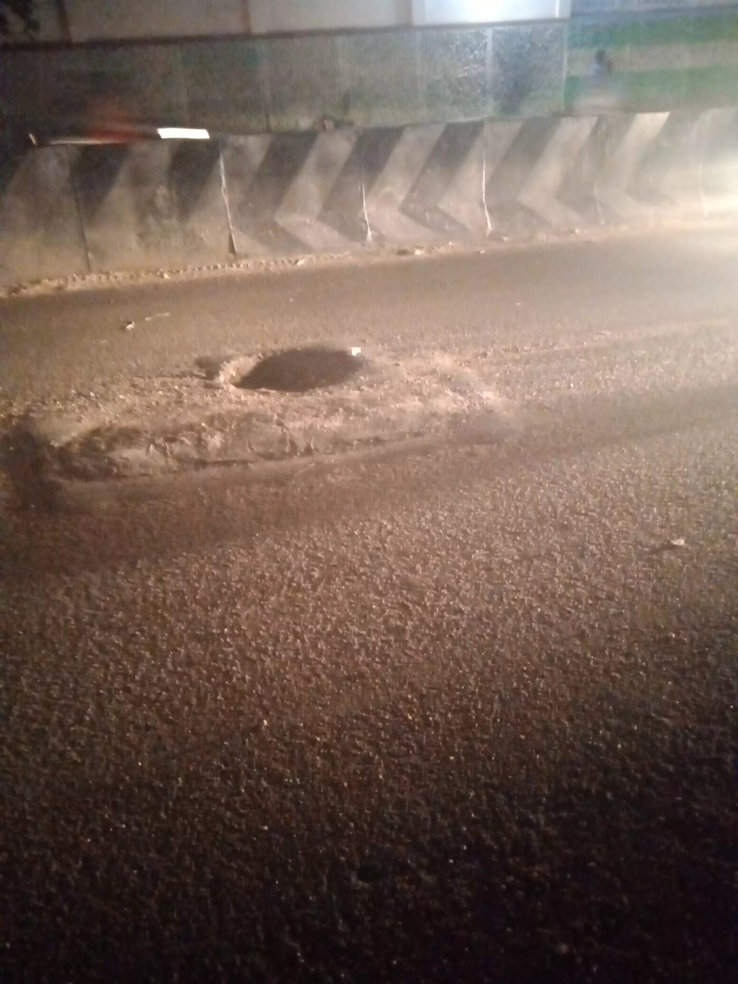 சாலையில் ராட்சத பள்ளம் சாலையில் ராட்சத பள்ளம்