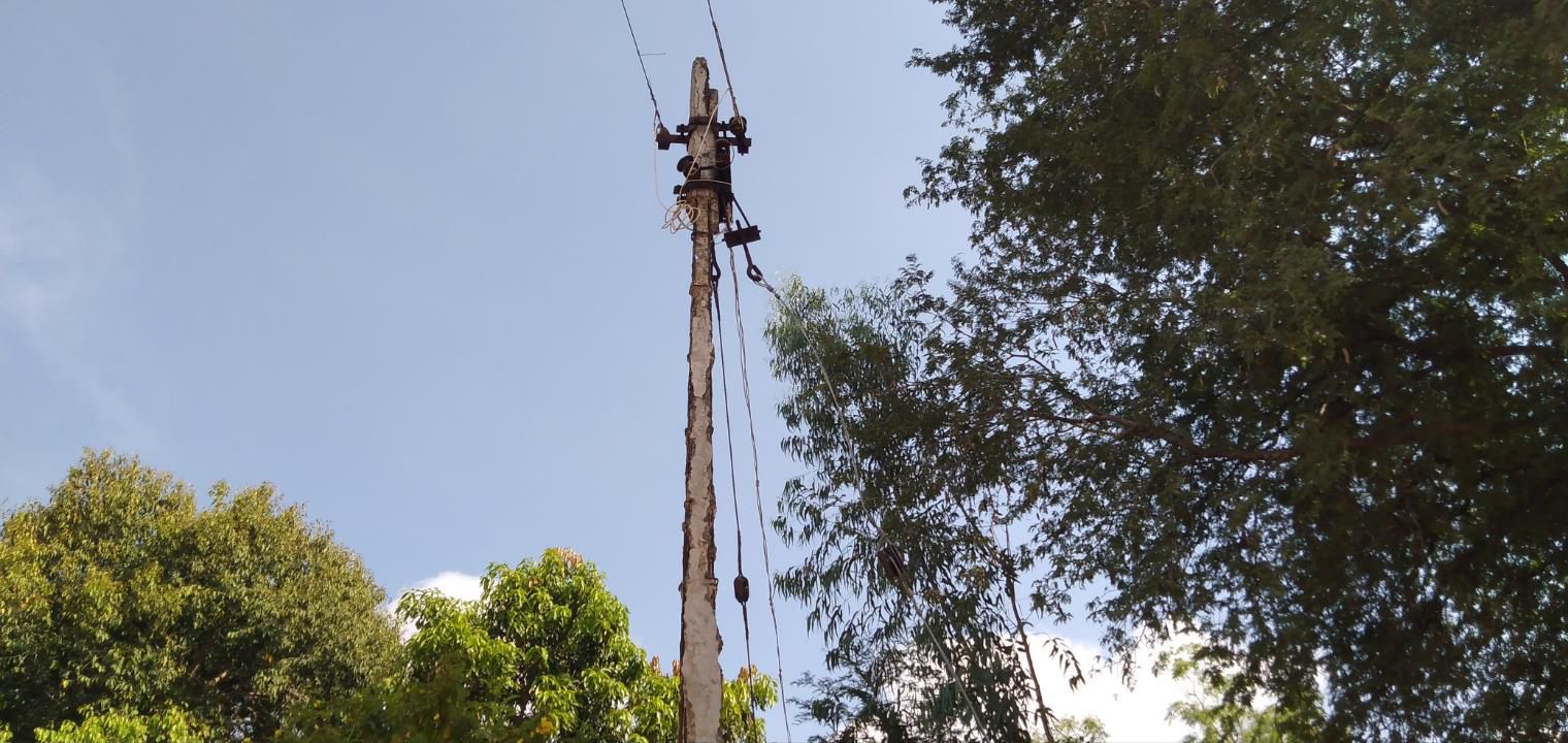 ஆபத்தான மின்கம்பம் ஆபத்தான மின்கம்பம்