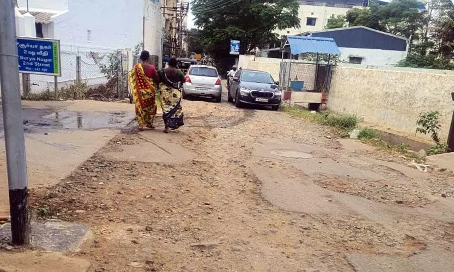 குண்டும் குழியுமான சாலையால் விபத்து