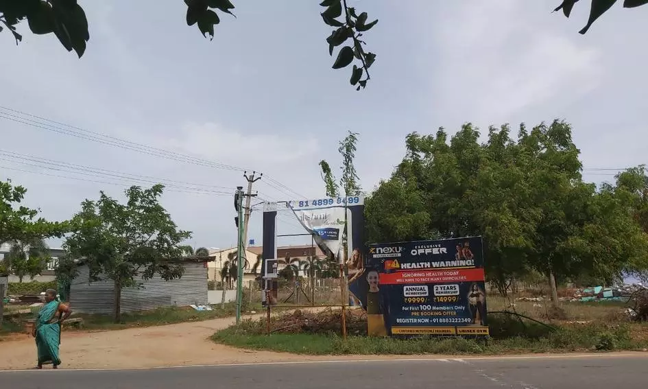 ஆபத்தான விளம்பர பதாகை ஆபத்தான விளம்பர பதாகை