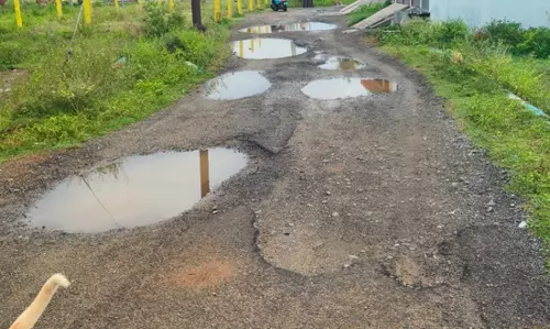 சேதமான சாலை சேதமான சாலை