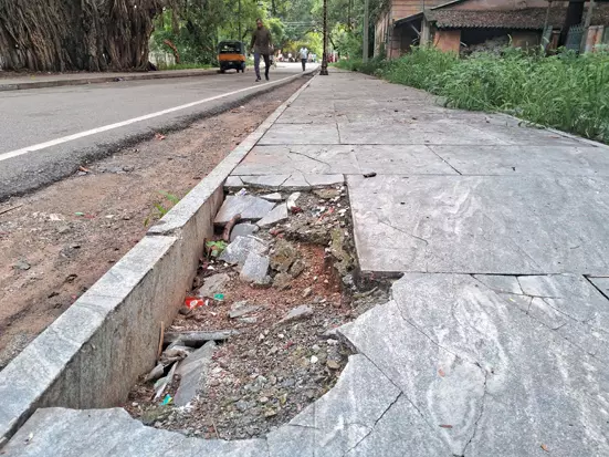 சேதமான நடைபாதை