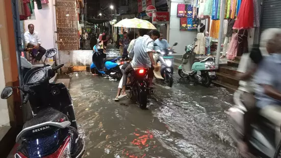 கால்வாயை தூர்வார வேண்டும் கால்வாயை தூர்வார வேண்டும்