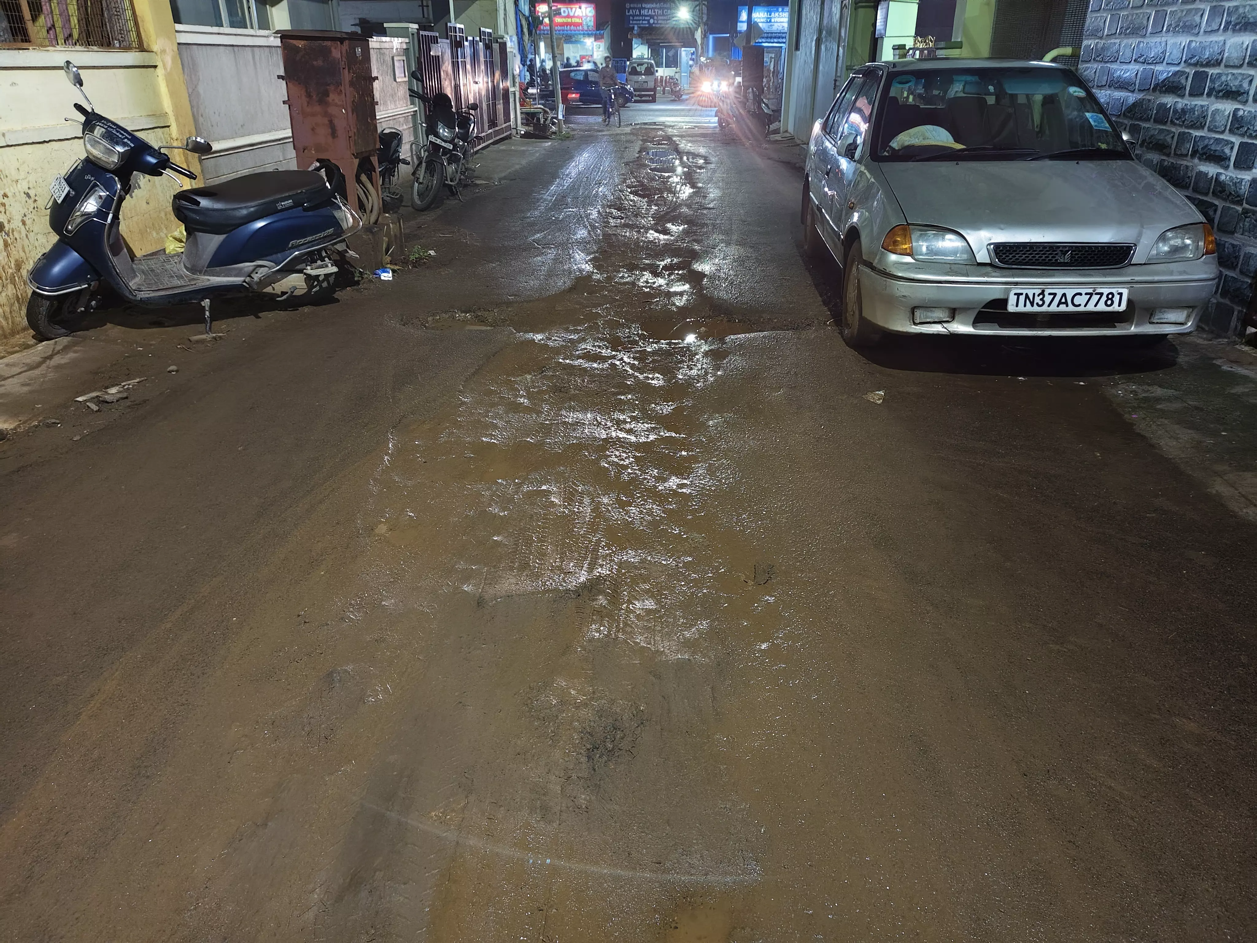 சாலையில் பள்ளங்கள் சாலையில் பள்ளங்கள்