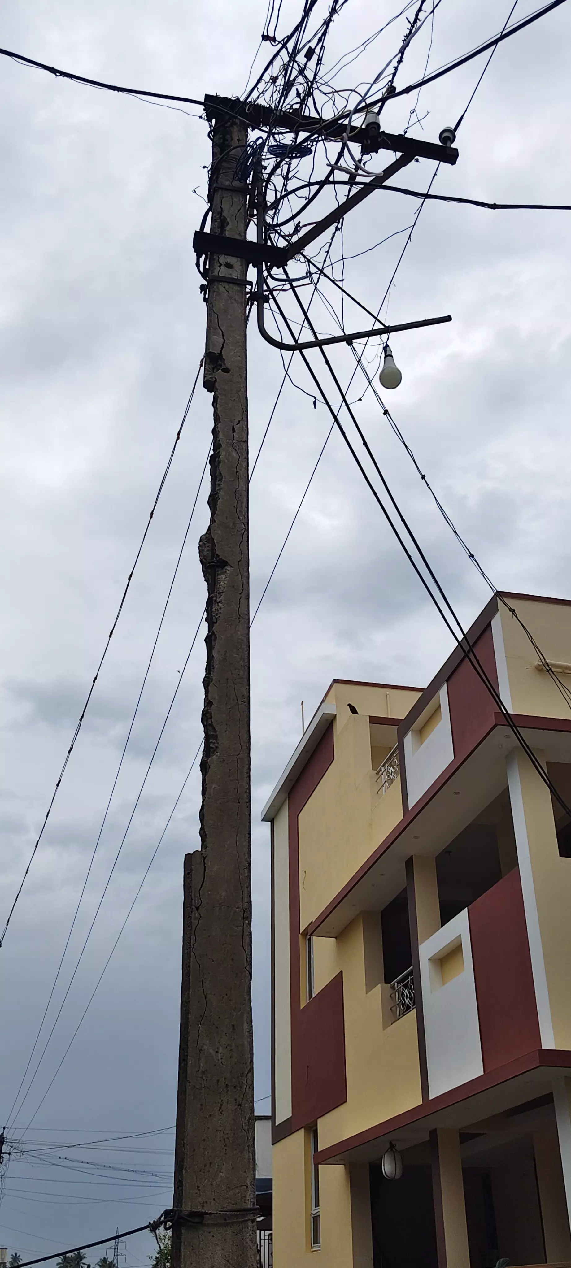 ஆபத்தான மின்கம்பம்