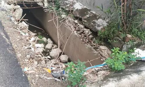 சேதமடைந்த மழைநீர் வடிகால்வாய் சேதமடைந்த மழைநீர் வடிகால்வாய்