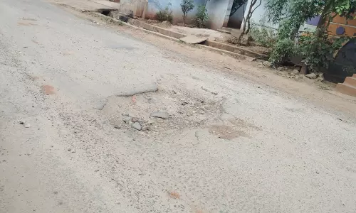 சேதமடைந்த சாலை சேதமடைந்த சாலை