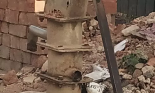 பழுதடைந்த அடிபம்பு பழுதடைந்த அடிபம்பு