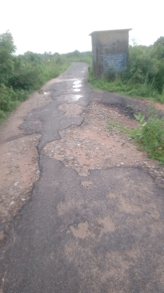 ஏரிக்கரை சாலையை சீரமைக்க  வேண்டும் ஏரிக்கரை சாலையை சீரமைக்க  வேண்டும்