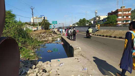 கால்வாயில் தேங்கும் கழிவுநீர்
