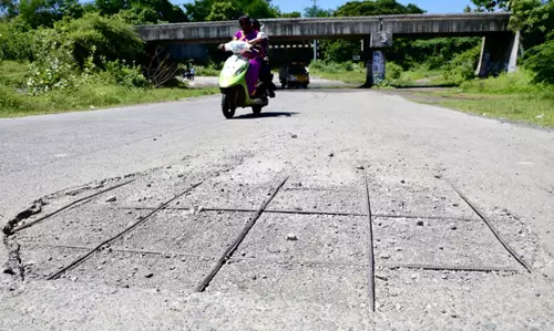 சேதமான சாலை