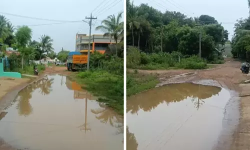 சேறும், சகதியுமான சாலை சேறும், சகதியுமான சாலை