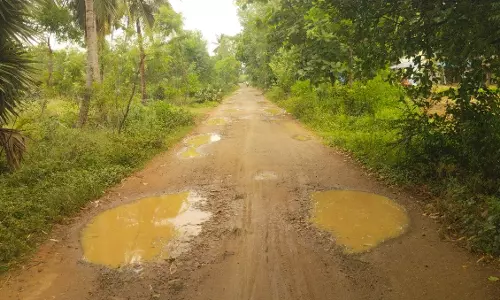குண்டும், குழியுமான சாலை குண்டும், குழியுமான சாலை