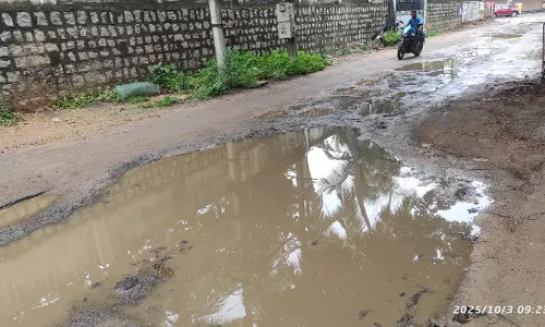 குண்டும் குழியுமான சாலை குண்டும் குழியுமான சாலை