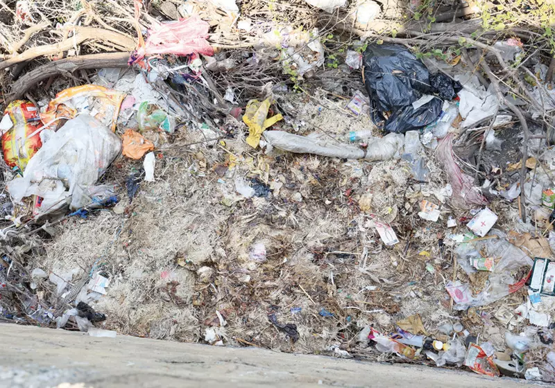 நொய்யல் ஆற்றின் பாலத்தில் கொட்டப்படும் இறைச்சி கழிவுகள் நொய்யல் ஆற்றின் பாலத்தில் கொட்டப்படும் இறைச்சி கழிவுகள்