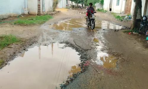 குண்டும் குழியுமான சாலை