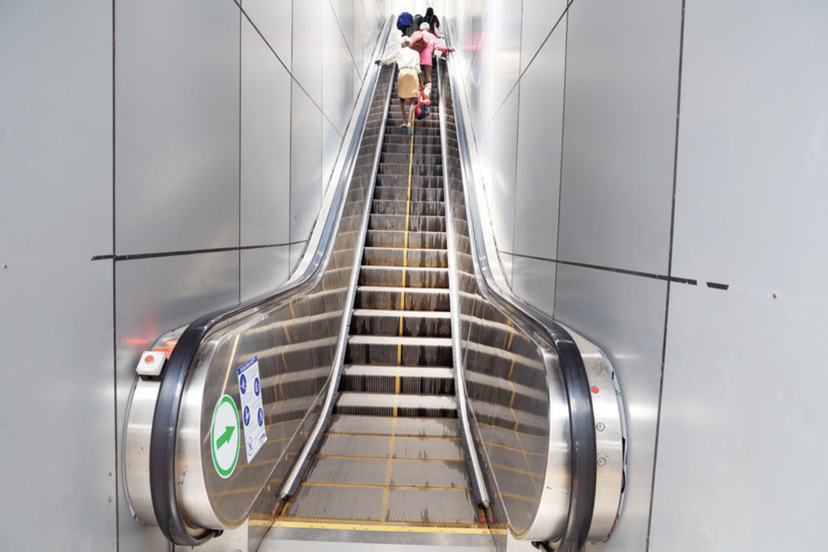 இயங்காத எஸ்கலேட்டர் இயங்காத எஸ்கலேட்டர்