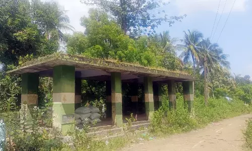 இடியும் நிலையில் மயான கட்டிடம் இடியும் நிலையில் மயான கட்டிடம்