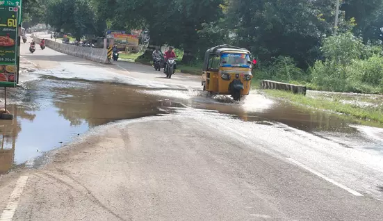 சாலையில் தேங்கும் மழைநீர்