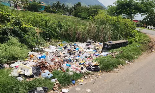 கால்வாயில் கொட்டப்படும் குப்பைகள் கால்வாயில் கொட்டப்படும் குப்பைகள்