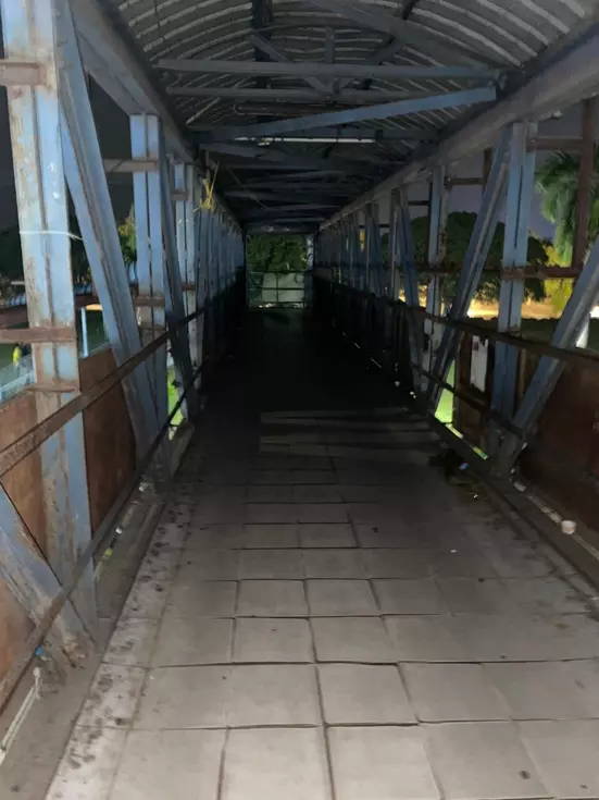 இருள் சூழ்ந்த நடை மேம்பாலம் இருள் சூழ்ந்த நடை மேம்பாலம்