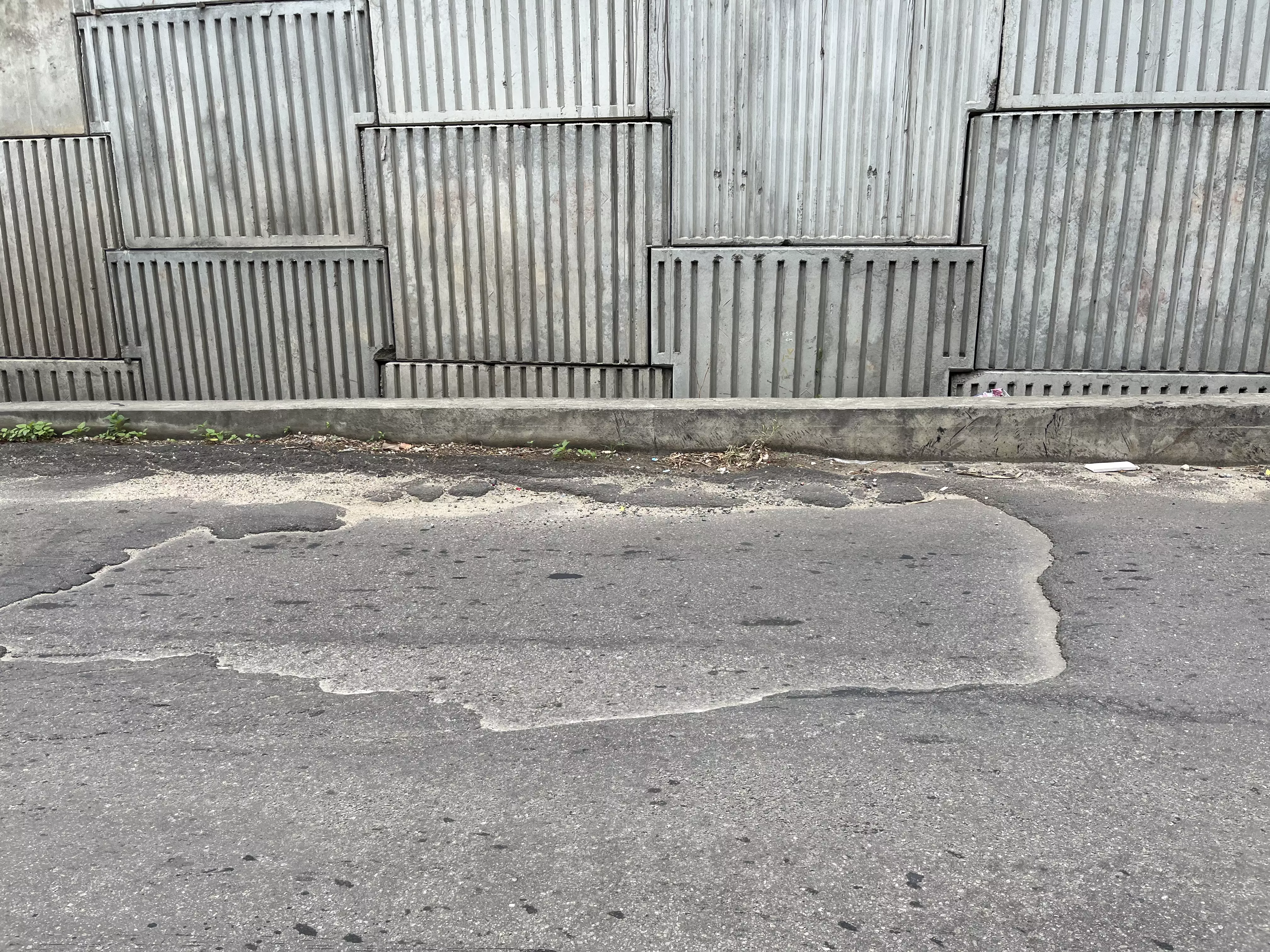 சாலையில் குழிகள்